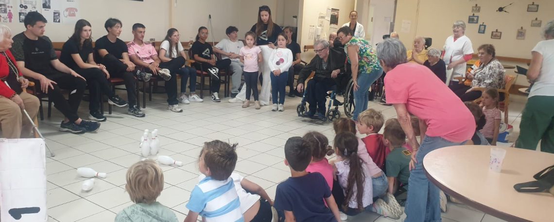 Un moment magique d’échanges intergénérationnels à Villevieille Villevieille, 25 mai 2025 – Après le succès de leur première rencontre en décembre, les élèves de la classe engagée du lycée Lucie Aubrac de Sommières sont revenus à la maison de retraite de Villevieille, cette fois accompagnés des enfants de grande section de l’école maternelle du village. Ensemble, ils ont offert aux résidents un après-midi inoubliable, où rires, complicité et transmission ont été au rendez-vous. Une rencontre enrichie par la présence des plus petits Cette nouvelle édition de l’échange intergénérationnel a pris une dimension particulière grâce à la participation des enfants de maternelle. L’idée était de créer un pont entre trois générations. Les plus jeunes apportent une énergie et une spontanéité qui touchent profondément les résidents, tandis que les lycéens jouent un rôle de médiateurs et d’accompagnateurs. Un impact fort sur tous les participants Pour les résidents, cette rencontre a été une source de joie et de stimulation. Les lycéens, quant à eux, ont pu mesurer l’importance de leur rôle dans la transmission et l’accompagnement. Une dynamique à poursuivre Face à l’enthousiasme suscité par ces rencontres, nous envisageont déjà de nouvelles collaborations. Nous aimerions organiser des ateliers réguliers, peut-être autour de la nature ou de la création artistique, pour continuer à tisser des liens entre les générations. Une belle preuve que la solidarité et la bienveillance n’ont pas d’âge.